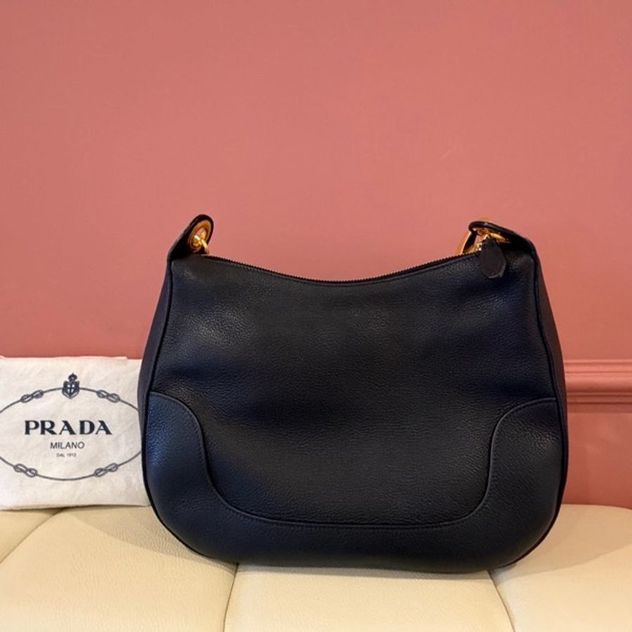 Prada 經典 Vitello Phenix 黑色LOGO 流浪包/新月包 荔枝紋牛皮金色浮雕-2