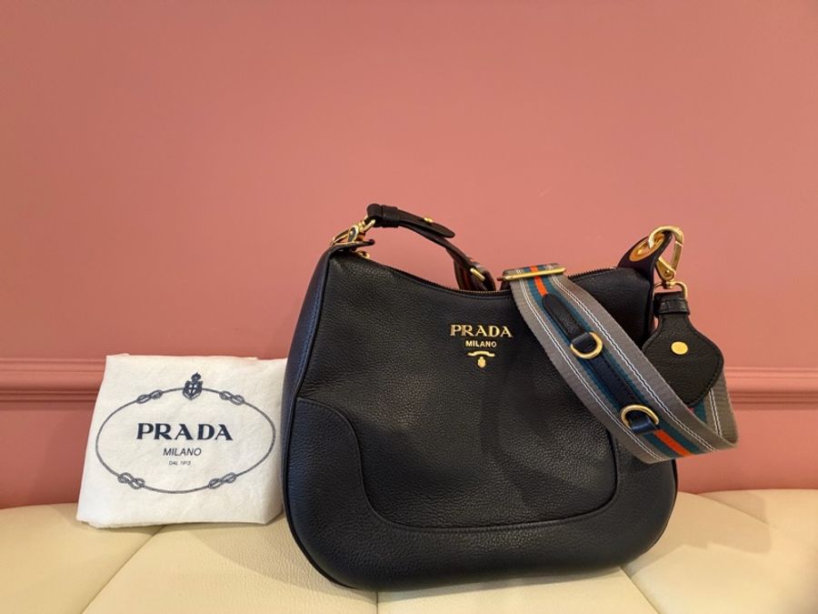 Prada 經典 Vitello Phenix 黑色LOGO 流浪包/新月包 荔枝紋牛皮金色浮雕-5