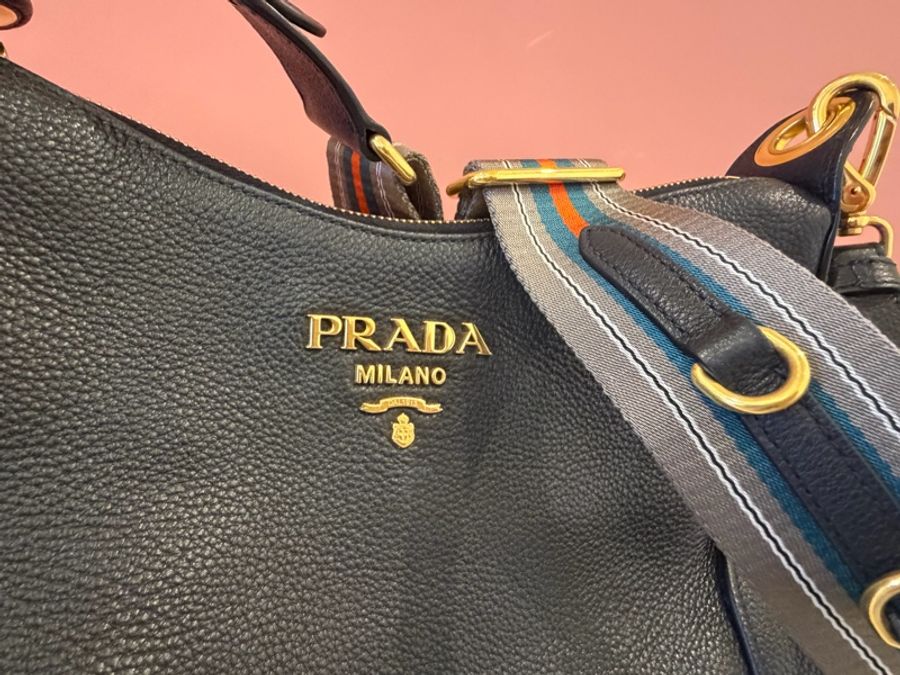 Prada 經典 Vitello Phenix 黑色LOGO 流浪包/新月包 荔枝紋牛皮金色浮雕-6