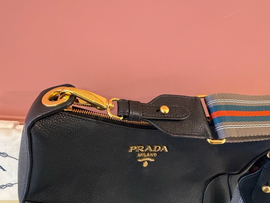 Prada 經典 Vitello Phenix 黑色LOGO 流浪包/新月包 荔枝紋牛皮金色浮雕-7