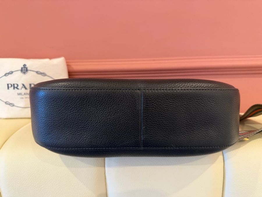 Prada 經典 Vitello Phenix 黑色LOGO 流浪包/新月包 荔枝紋牛皮金色浮雕-9