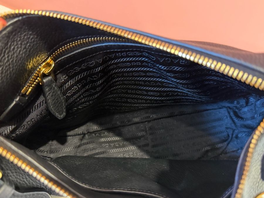 Prada 經典 Vitello Phenix 黑色LOGO 流浪包/新月包 荔枝紋牛皮金色浮雕-12