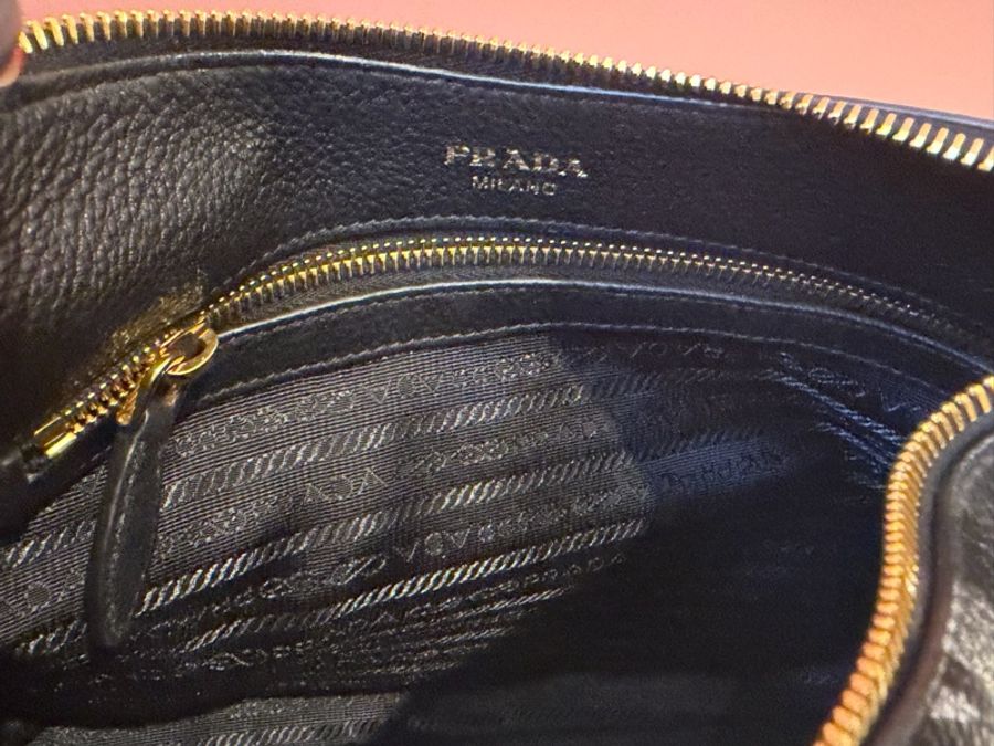 Prada 經典 Vitello Phenix 黑色LOGO 流浪包/新月包 荔枝紋牛皮金色浮雕-13