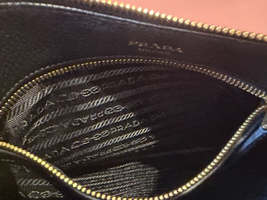 Prada 經典 Vitello Phenix 黑色LOGO 流浪包/新月包 荔枝紋牛皮金色浮雕-14