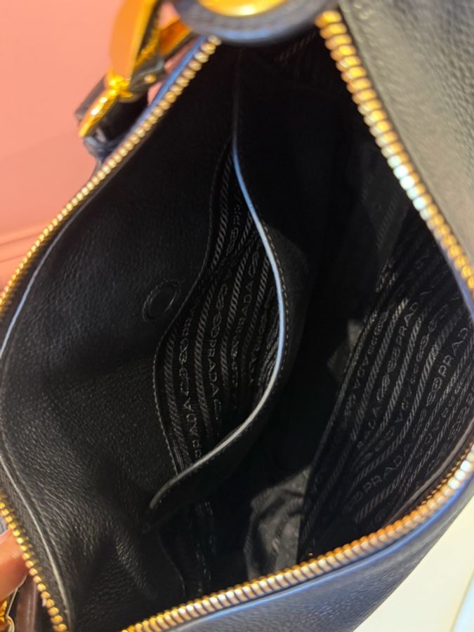 Prada 經典 Vitello Phenix 黑色LOGO 流浪包/新月包 荔枝紋牛皮金色浮雕-15