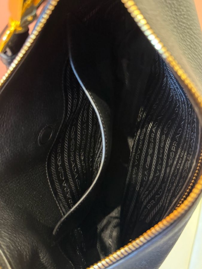 Prada 經典 Vitello Phenix 黑色LOGO 流浪包/新月包 荔枝紋牛皮金色浮雕-16