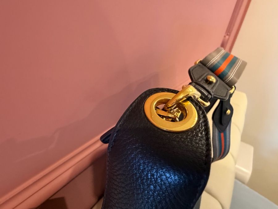 Prada 經典 Vitello Phenix 黑色LOGO 流浪包/新月包 荔枝紋牛皮金色浮雕-18