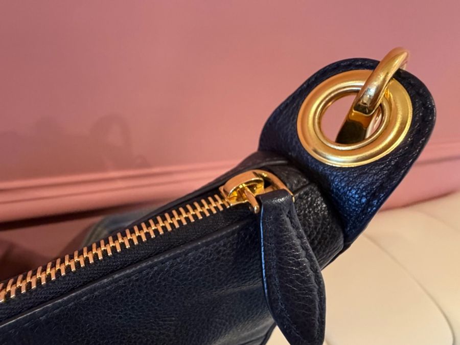 Prada 經典 Vitello Phenix 黑色LOGO 流浪包/新月包 荔枝紋牛皮金色浮雕-19