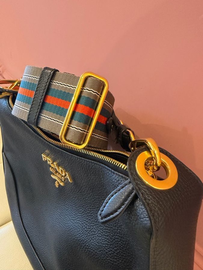 Prada 經典 Vitello Phenix 黑色LOGO 流浪包/新月包 荔枝紋牛皮金色浮雕-21