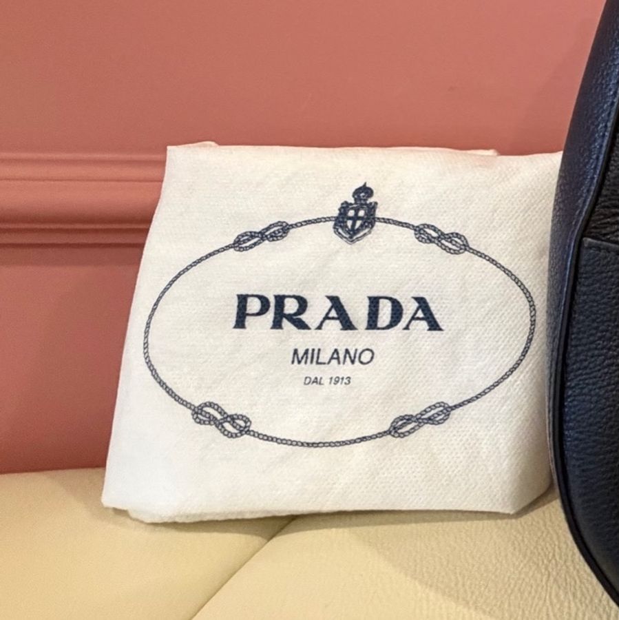 Prada 經典 Vitello Phenix 黑色LOGO 流浪包/新月包 荔枝紋牛皮金色浮雕-23