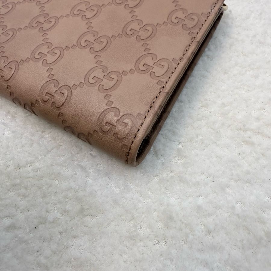 Gucci藕色壓紋牛皮下蓋雙G吊飾長夾-12