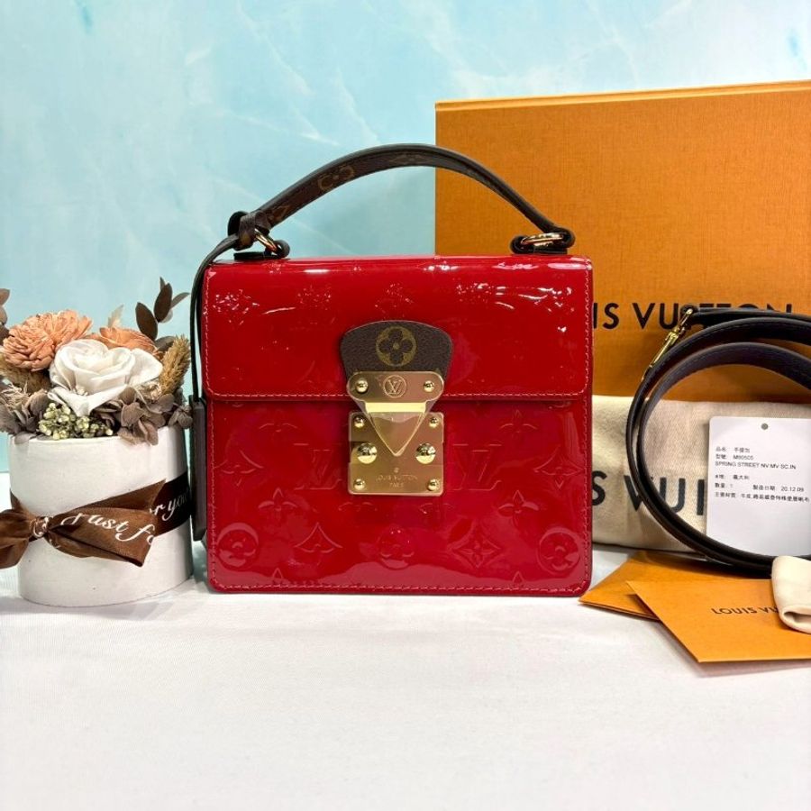 LV Spring Street紅色漆皮郵差包-0