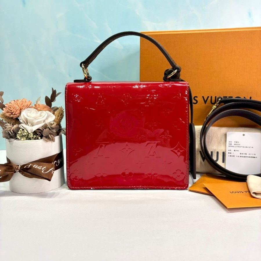 LV Spring Street紅色漆皮郵差包-1