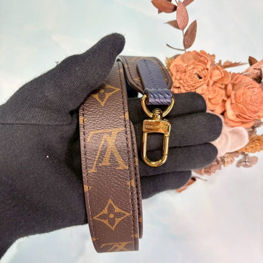 LV Spring Street紅色漆皮郵差包-5