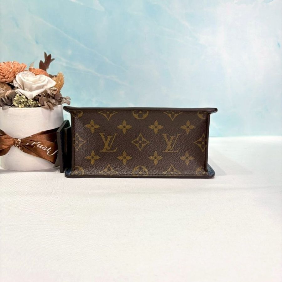 LV Spring Street紅色漆皮郵差包-6