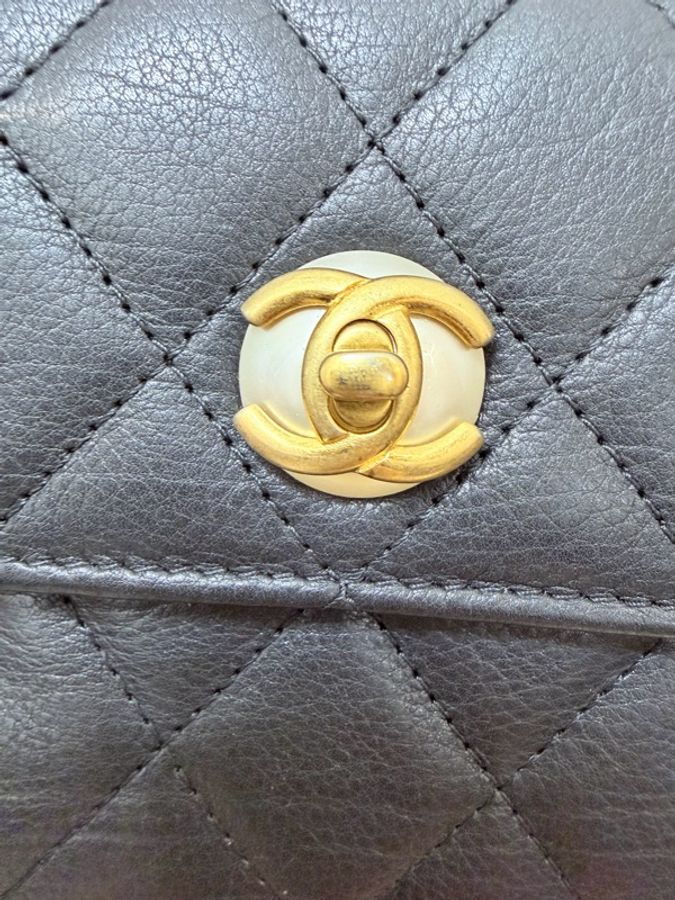 Chanel 黑牛皮菱格金珍珠釦6卡三折短夾-3