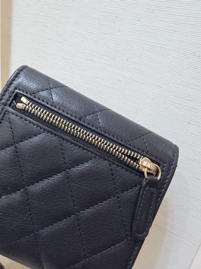 Chanel 黑牛皮菱格金珍珠釦6卡三折短夾-4