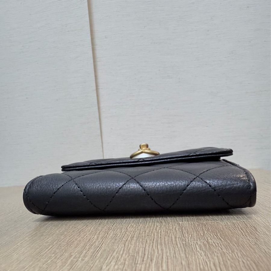 Chanel 黑牛皮菱格金珍珠釦6卡三折短夾-13