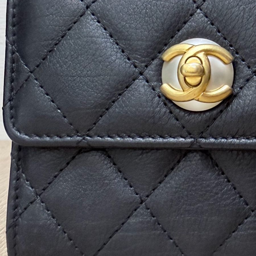 Chanel 黑牛皮菱格金珍珠釦6卡三折短夾-28