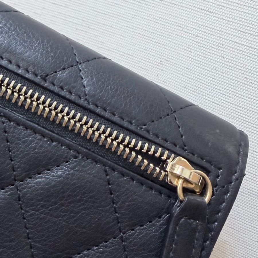 Chanel 黑牛皮菱格金珍珠釦6卡三折短夾-30