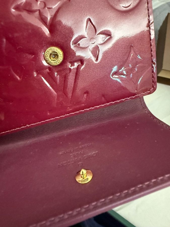 LOUIS VUITTON Vernis 光澤感 雙折經典皮夾 暗紫色-1