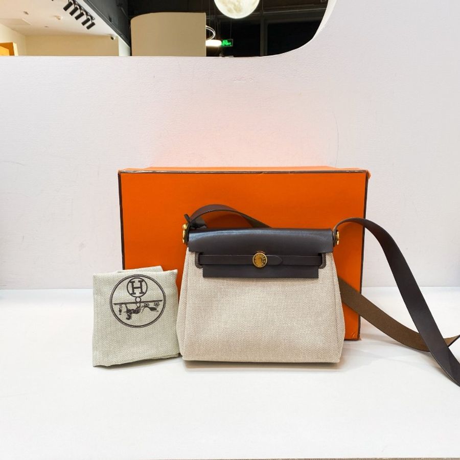 w刻Hermes爱马仕Herbag mini乌木色拼帆布斜挎包20*15*6-6