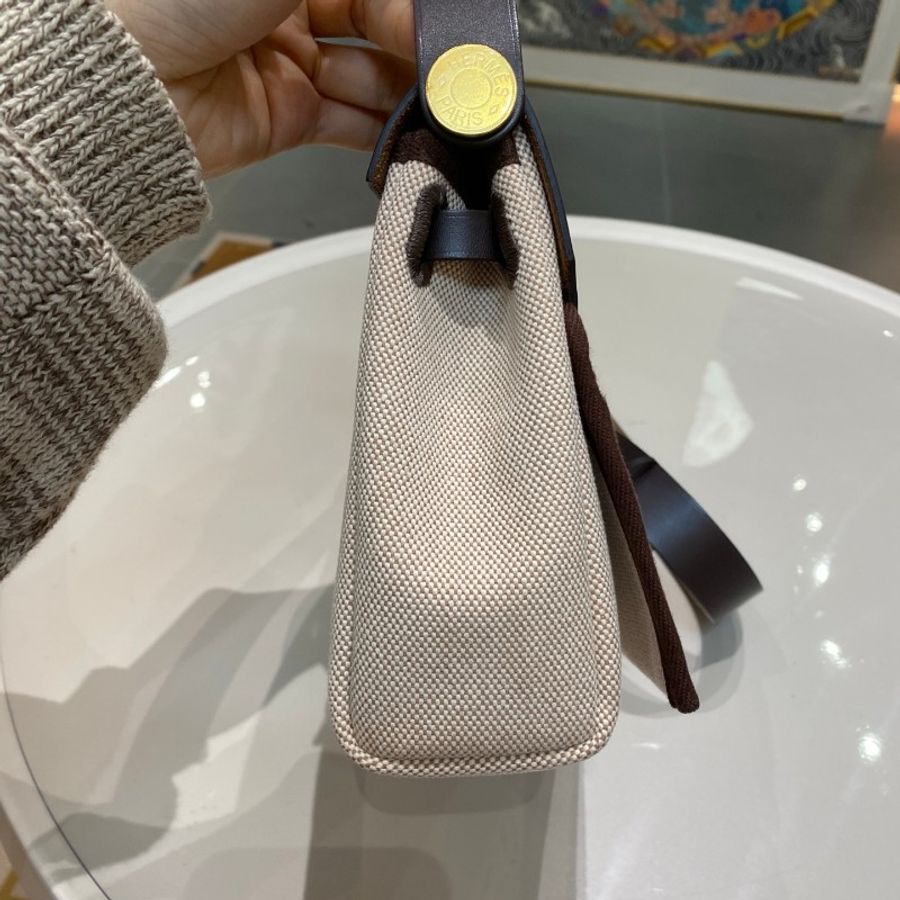 w刻Hermes爱马仕Herbag mini乌木色拼帆布斜挎包20*15*6-12