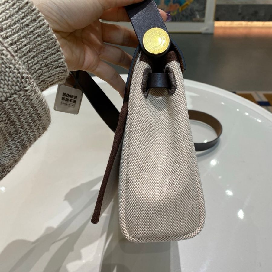 w刻Hermes爱马仕Herbag mini乌木色拼帆布斜挎包20*15*6-13