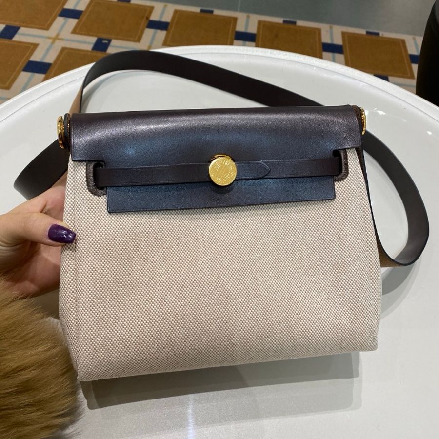 w刻Hermes爱马仕Herbag mini乌木色拼帆布斜挎包20*15*6-14