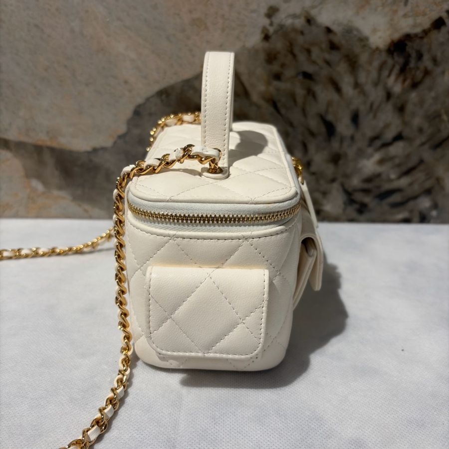 Chanel白金羊皮三口袋化妝包-1