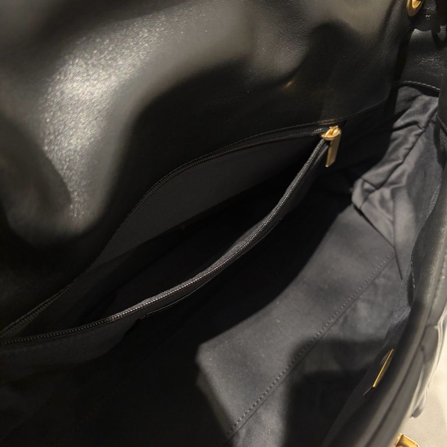 Chanel黑金牛皮22側背包中號-8