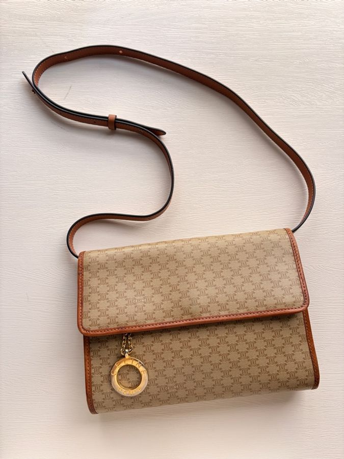 Celine 經典老花翻蓋金圈吊飾兩用包 腋下包 真皮 米色 淺棕-0