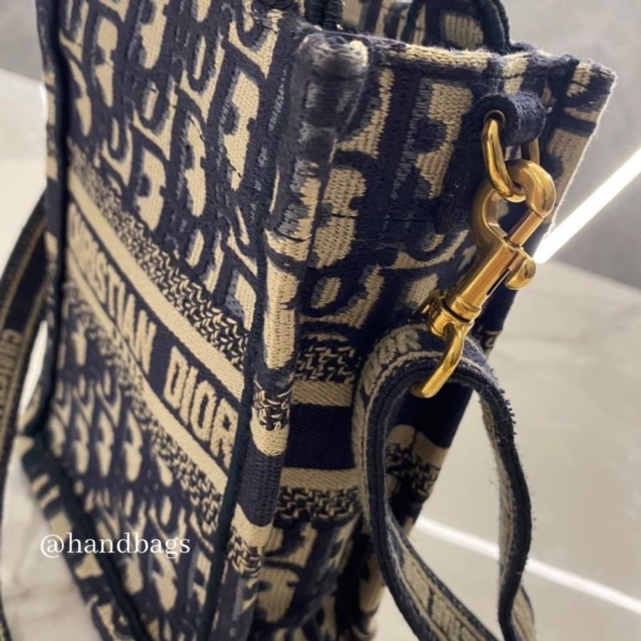 Dior mini Book Tote 迷你 直式 藍色 緹花 刺繡 兩用 手機 琴譜包 可拆 調整 肩帶-9