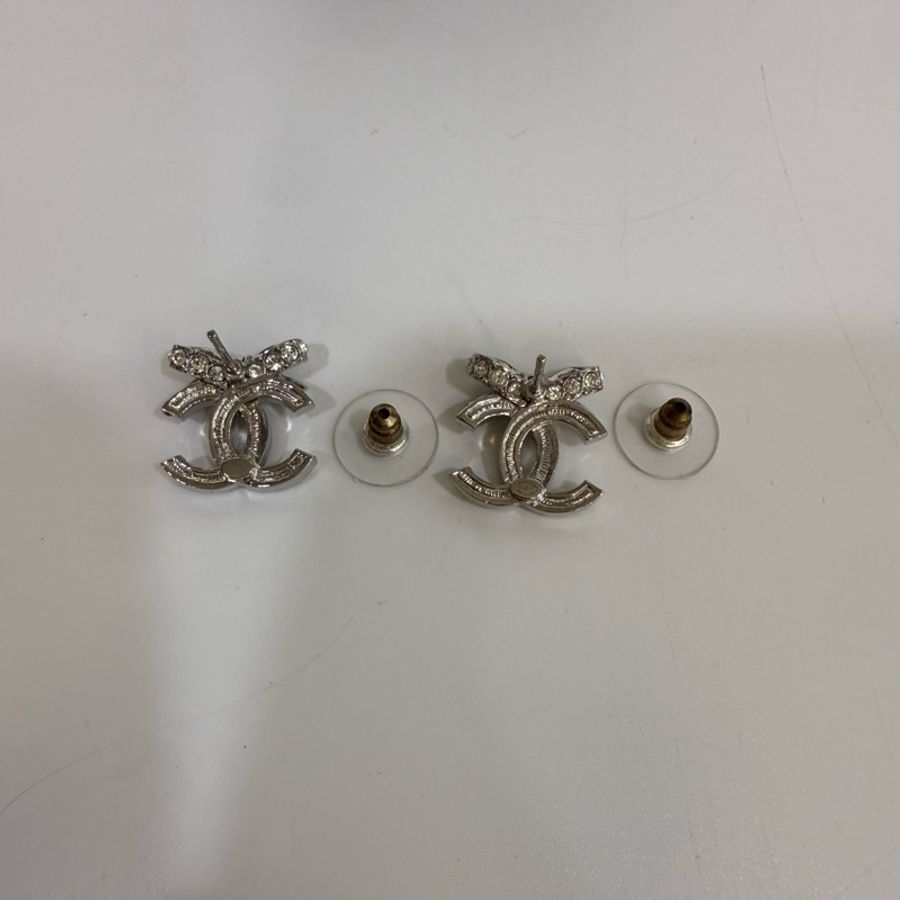 Chanel銀色水鑽蝴蝶結雙Clogo耳環-1