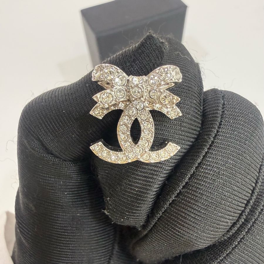 Chanel銀色水鑽蝴蝶結雙Clogo耳環-6