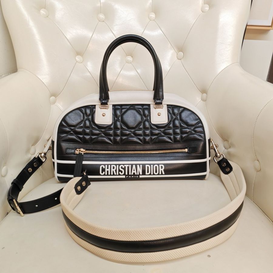 迪奧/Dior 黑白拼色藤格金扣寬肩帶保齡球 尺寸:35*21*16-7