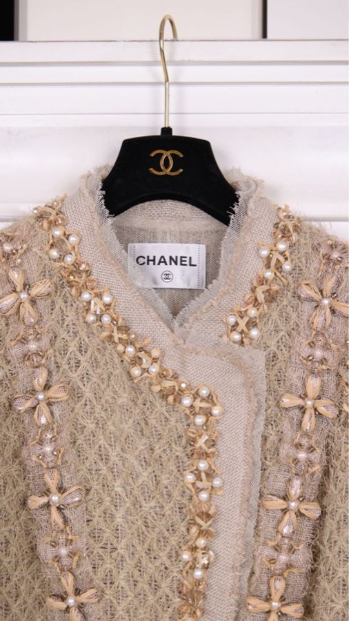 Chanel 10年田园音乐会系列秀款重工亚麻色拉菲草粗呢编织珍珠钉珠上衣条纹-45