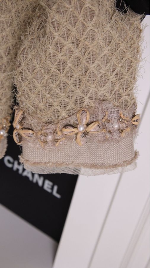 Chanel 10年田园音乐会系列秀款重工亚麻色拉菲草粗呢编织珍珠钉珠上衣条纹-60