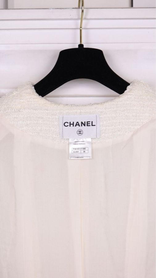 Chanel 10年田园音乐会系列秀款米白色圆领金扣侧比开衩上衣外套-43