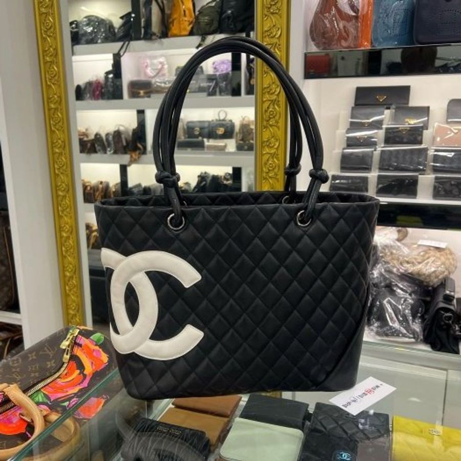 東區正精品㊣CHANEL CAMBON 香奈兒康朋黑色牛皮白色雙C LOGO 銀釦拉鍊肩背包桶包大款 RZ6535-0