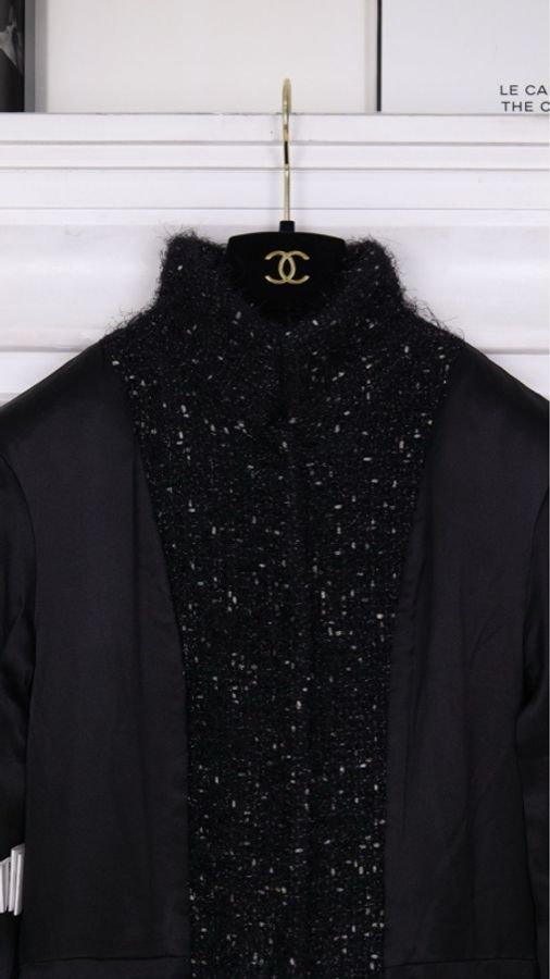 Chanel 22A秀款黑金细闪编织亮片长款上衣外套-37