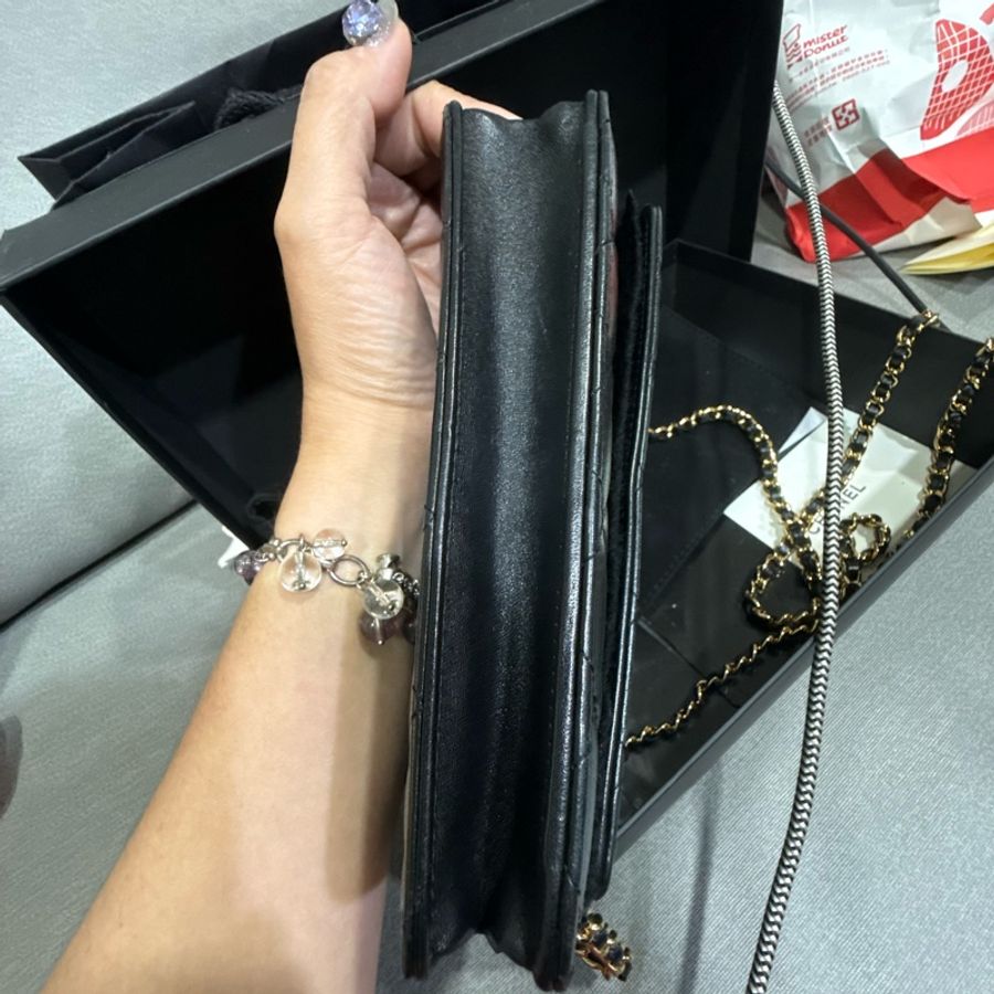 Chanel黑羊皮菱格紋金扣下蓋6卡WOC斜背鍊包-3