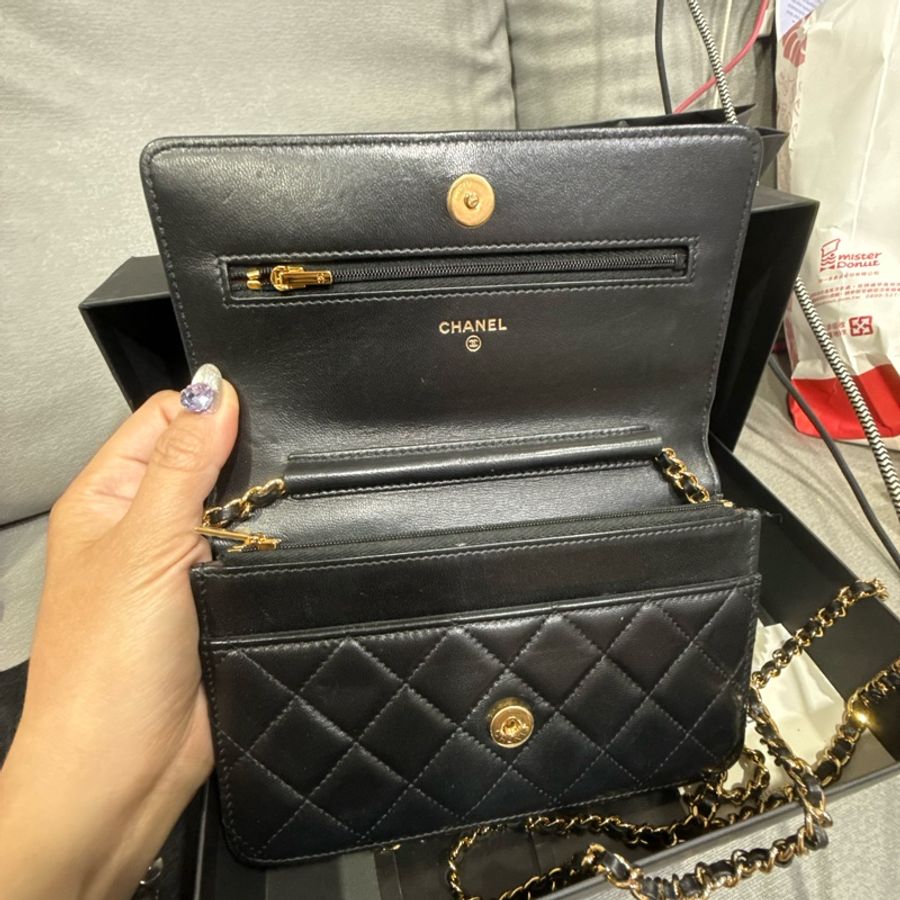 Chanel黑羊皮菱格紋金扣下蓋6卡WOC斜背鍊包-5
