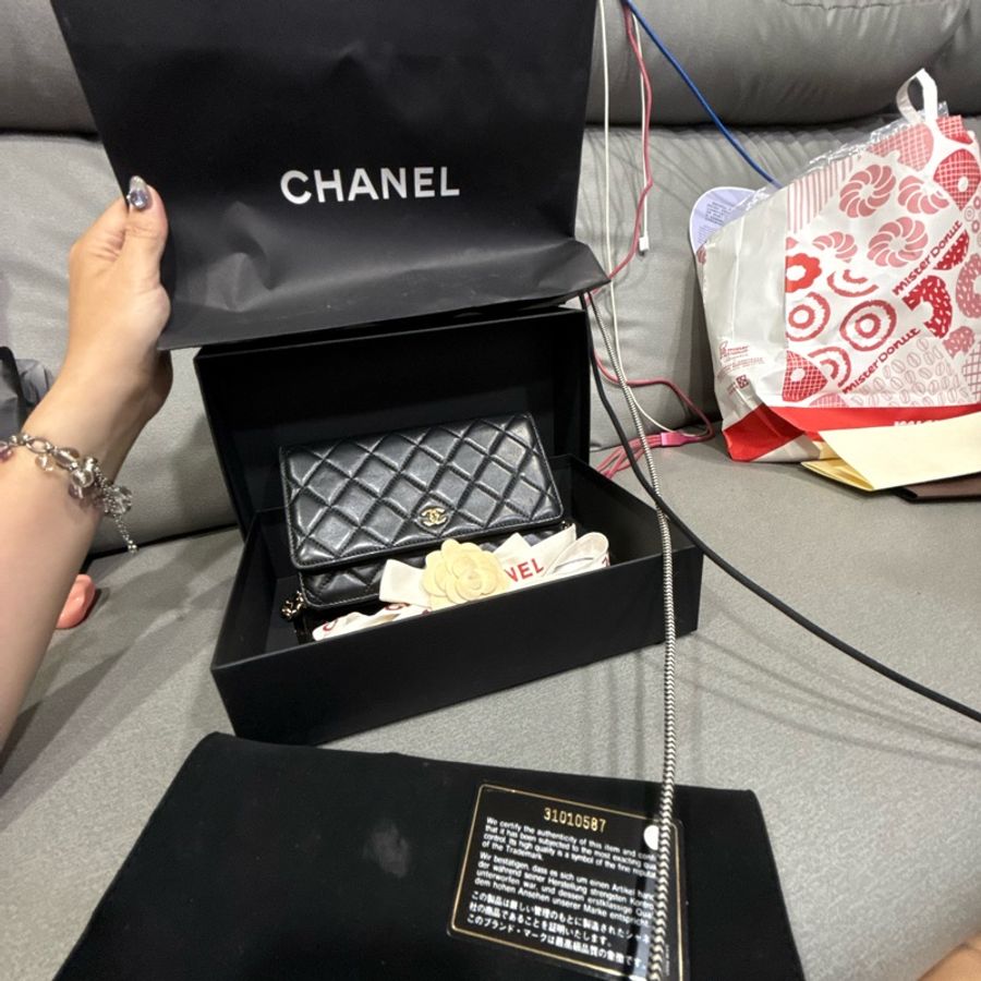 Chanel黑羊皮菱格紋金扣下蓋6卡WOC斜背鍊包-16