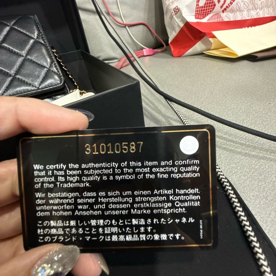 Chanel黑羊皮菱格紋金扣下蓋6卡WOC斜背鍊包-17
