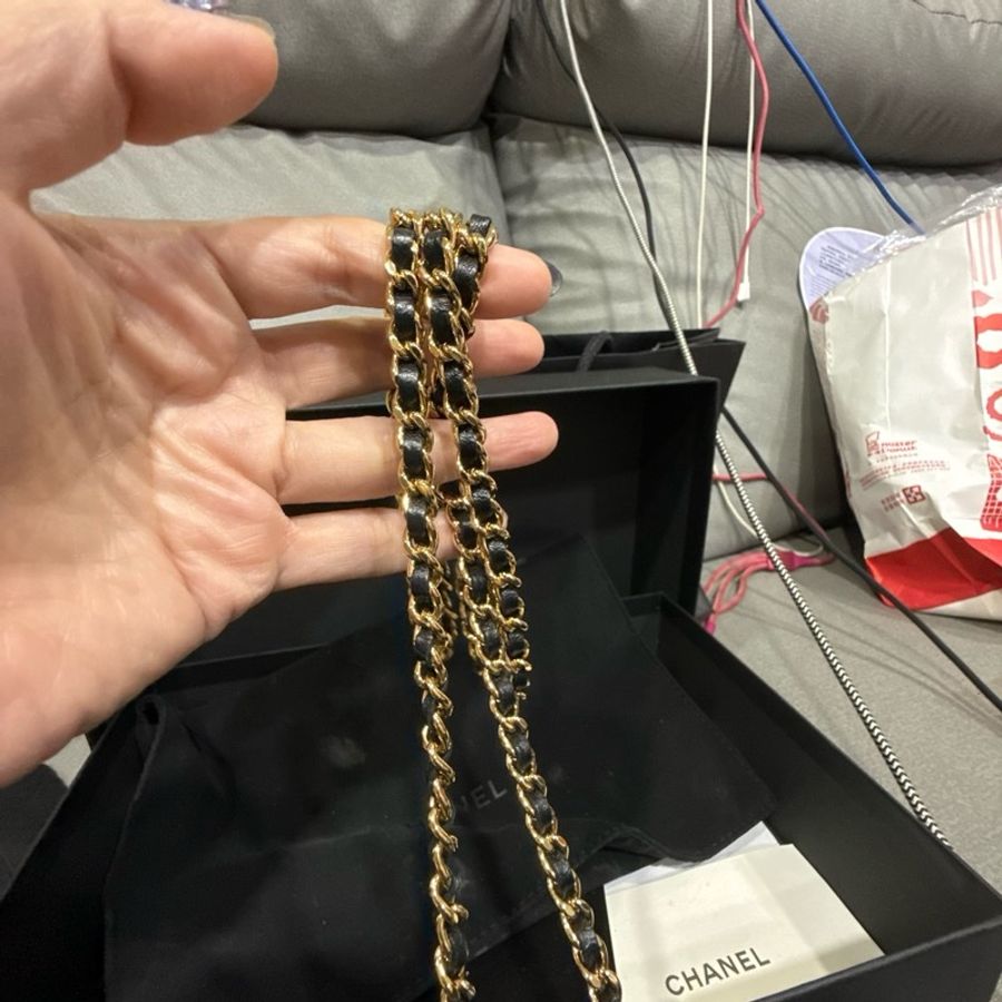 Chanel黑羊皮菱格紋金扣下蓋6卡WOC斜背鍊包-25