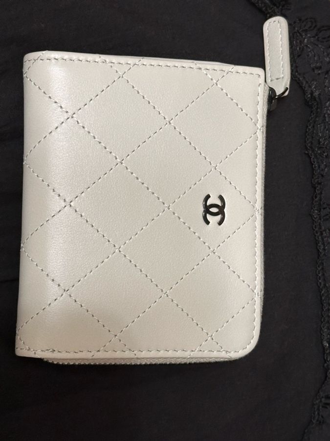 CHANEL L夾 奶灰色配黑五金 短夾-1