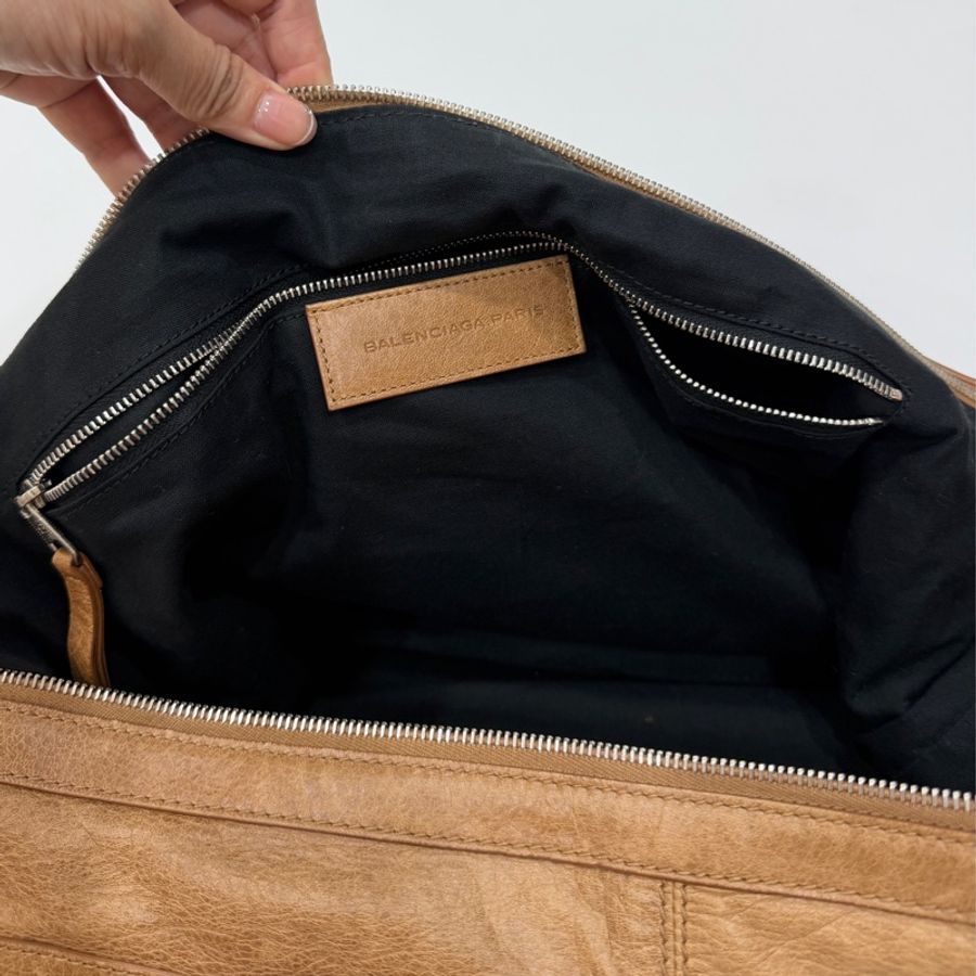 BALENCIAGA 巴黎世家 hobo 卡其 斜背包 肩背包 側背包-18