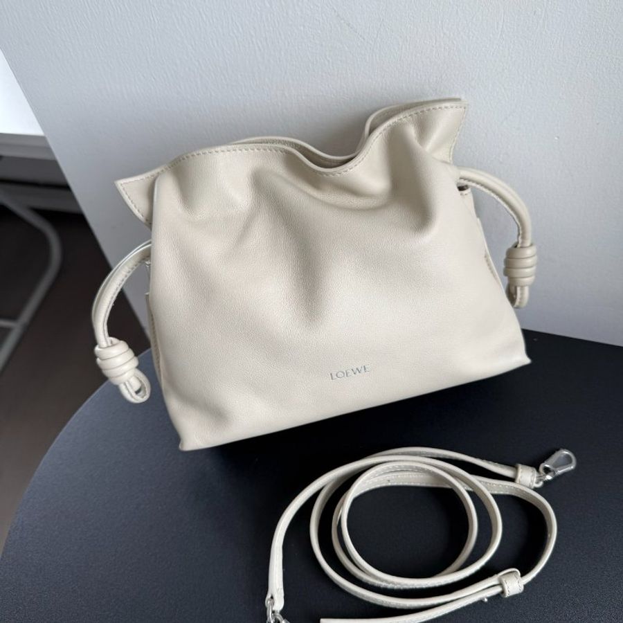 loewe mini福袋,奶油白 新款字母標 23.9*9*18cm 99新配件塵袋-1
