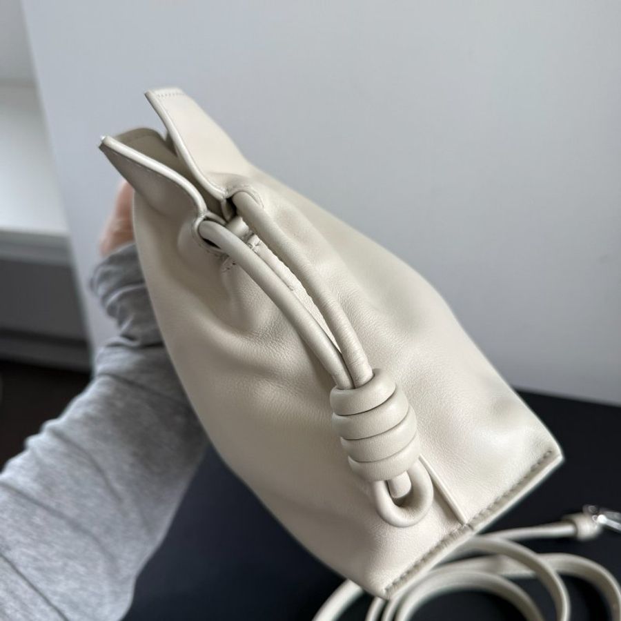 loewe mini福袋,奶油白 新款字母標 23.9*9*18cm 99新配件塵袋-2